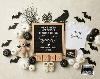 以下が含まれることがあります： ハロウィーンをテーマにしたベビー発表。文字盤には「We've been keeping a spooky little secret brewing until April.」と書かれている。発表には、「Baby Smithson」と書かれたロンパースと、「Holy Pumpkins!」と書かれた看板も含まれている。