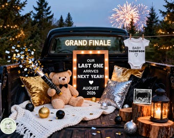 Pode incluir: Uma caixa de caminhão preta é decorada para um anúncio de gravidez. Um ursinho de pelúcia com cartola está sentado ao lado de uma placa que diz "Our Last One Arrives Next Year! August 2026." Um body de bebê está pendurado com o nome "Baby Thompson."