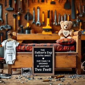 Puede incluir: Un anuncio para el Día del Padre con un oso de peluche, un body de bebé y una ecografía. El letrero dice: "¡Este Día del Padre es extra dulce, nuestra familia está creciendo en dos pies más!" El body dice "Bebé Thompson enero 2026".