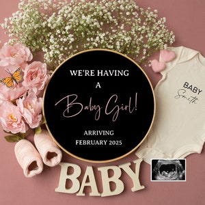 Anuncio de embarazo digital de niña, es una revelación de género de niña para las redes sociales, plantilla de tablero de cartas editable rosa, esperando una niña