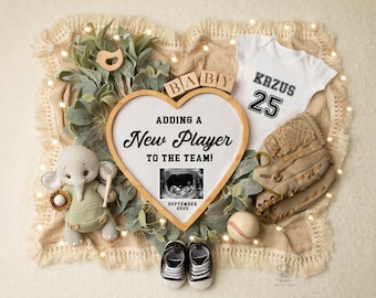 Może przedstawiać: Drewniany znak w kształcie serca z tekstem "Adding a New Player to the Team!" i obrazem USG. Znak jest otoczony białym body z tekstem "KRZUS 25", rękawicą baseballową, piłką baseballową i pluszowym słonikiem.