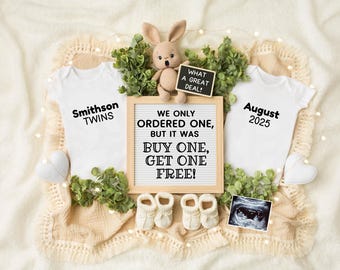 Puede incluir: Dos bodies blancos con el texto "Smithson Twins" y "Agosto 2025" en ellos. Un tablero de letras con el texto "Solo pedimos uno, pero era compra uno, llévate uno gratis!" está en el centro de la imagen. Un pequeño conejito de peluche está en la esquina superior izquierda de la imagen. Una pequeña pizarra negra con el texto "¡Qué gran oferta!" está en la parte superior central de la imagen.