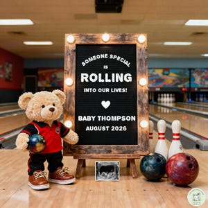 Pode incluir: Um urso de pelúcia com roupa de boliche segura uma bola de boliche ao lado de uma placa que diz "Someone Special is Rolling into Our Lives!" com o nome "Baby Thompson" e a data "August 2026". Uma ultrassonografia e pinos de boliche também estão presentes.