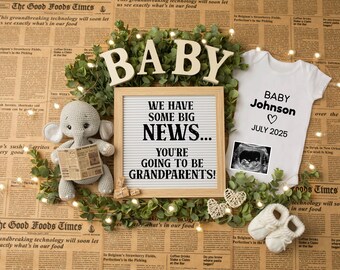 Puede incluir: Un anuncio de embarazo con un body blanco que dice "Baby Johnson" y "Julio 2025" con un corazón. Un tablero de letras dice "Tenemos grandes noticias... ¡Vas a ser abuelo/a!" Un pequeño elefante de peluche gris se sienta en un periódico.