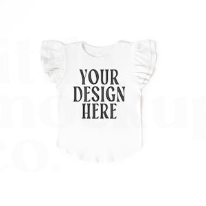Puede incluir: Camiseta blanca con mangas de volantes y el texto "YOUR DESIGN HERE" impreso en la parte delantera.