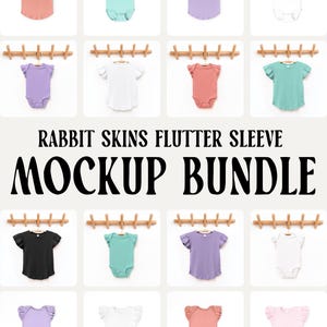 Può includere: Una collezione di body e magliette con maniche a volant Rabbit Skins in vari colori, tra cui rosa, menta, lavanda, bianco e nero, esposti su grucce di legno. Il testo RABBIT SKINS FLUTTER SLEEVE MOCKUP BUNDLE è centrato al centro.