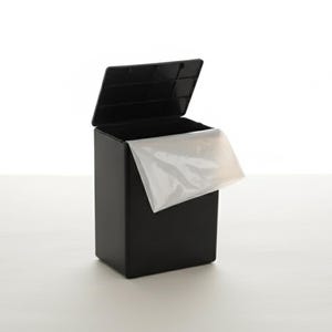 以下が含まれることがあります： 黒い長方形のゴミ箱。ヒンジ付きの蓋が開いており、白いビニール袋が見える。ゴミ箱は白い背景に置かれています。
