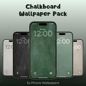 Puede incluir: Cinco smartphones que muestran fondos de pantalla estilo pizarra. Las pantallas muestran la hora 12:00 y 14:00. El texto "Chalkboard Wallpaper Pack" está en la parte superior y "5x Phone Wallpapers" en la inferior.