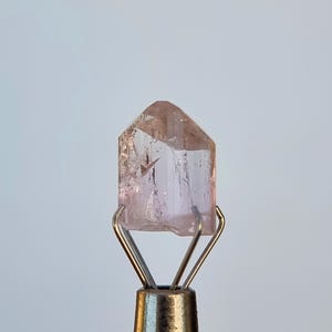 ピンクインペリアルトパーズ原石結晶標本：パキスタン・カトラン産