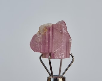 ピンクインペリアルトパーズ原石結晶標本：パキスタン・カトラン産