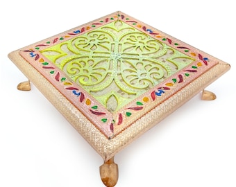 Chowki de madera Meenakari hecho a mano: Taburete Pooja para ídolos de Dios