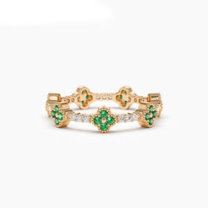 Round Cut Lab-Created Emerald & Moissanite, Full Eternity Clover Pave Wedding Band Ring – 925 Sterling Silver, Pave Set for Women