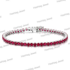 Può includere: Un bracciale tennis color argento caratterizzato da una fila continua di pietre preziose rotonde di un rosso vibrante, incastonate in singole griffe metalliche. Il bracciale include una chiusura a cassetta sicura nella parte superiore.