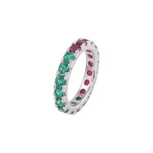 Può includere: Un anello di fidanzamento in oro bianco con una fila di smeraldi verdi e una fila di rubini rossi.