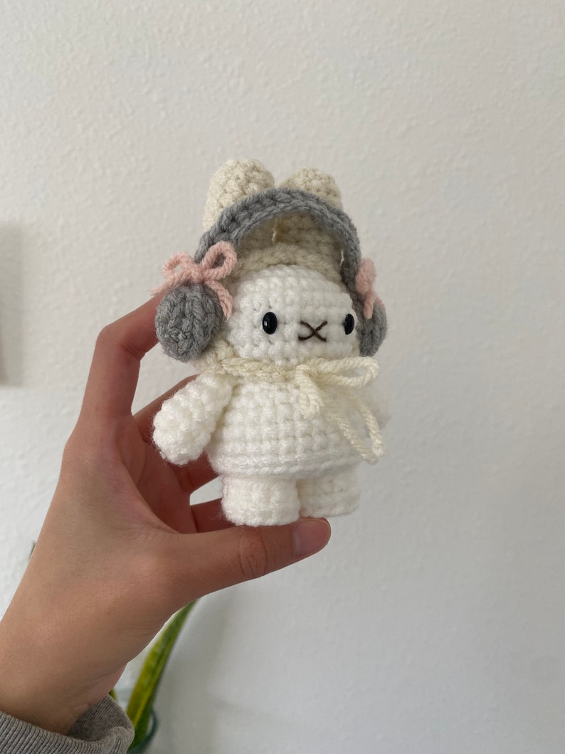 ACTUALIZADO Patrón de crochet de conejito con sombrero imagen 3