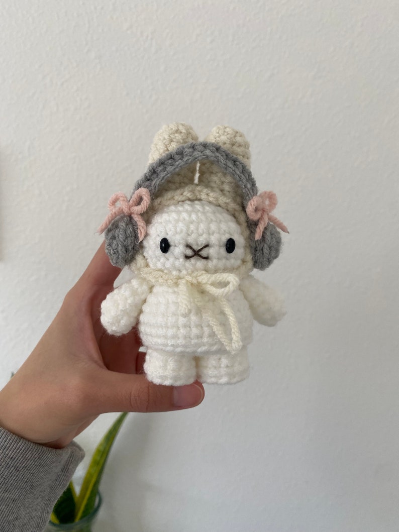 ACTUALIZADO Patrón de crochet de conejito con sombrero imagen 2