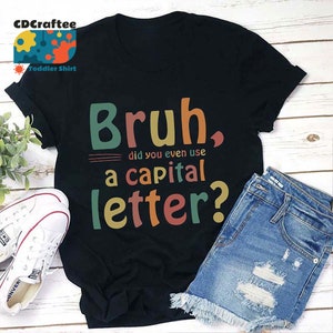 Bruh, ¿incluso usaste una camiseta de maestro con letra mayúscula, una camisa de jardín de infantes, una camisa de maestro, un regalo para el maestro?