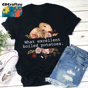 Puede incluir: Camiseta negra con un diseño floral y el texto "What excellent boiled potatoes."
