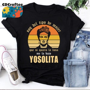 May include: Black t-shirt with a retro sunset graphic featuring a portrait of Frida Kahlo. The text "soy del tipo de mujer que si quiero la luna me la bajo YOSOLITA" is printed on the shirt.