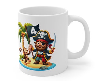 Puede incluir: Taza de cerámica blanca con un pirata de dibujos animados sosteniendo una espada y una bandera que dice "4". Un mono está de pie junto al pirata.