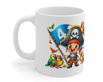 Puede incluir: Taza de cerámica blanca con una ilustración colorida de un pirata sosteniendo una bandera con el número "4" en ella. El pirata está rodeado de loros.