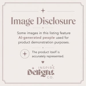 K&ouml;nnte beinhalten: Ein quadratisches Hinweisschild mit hellbeigem Hintergrund und dunkelbraunem Text. Der Text lautet: Image Disclosure. Some images in this listing feature AI-generated people used for product demonstration purposes. The product itself is accurately represented. Unten steht der Text: INSPIRE delight CO. mit kleinen Stern- und Herzsymbolen.