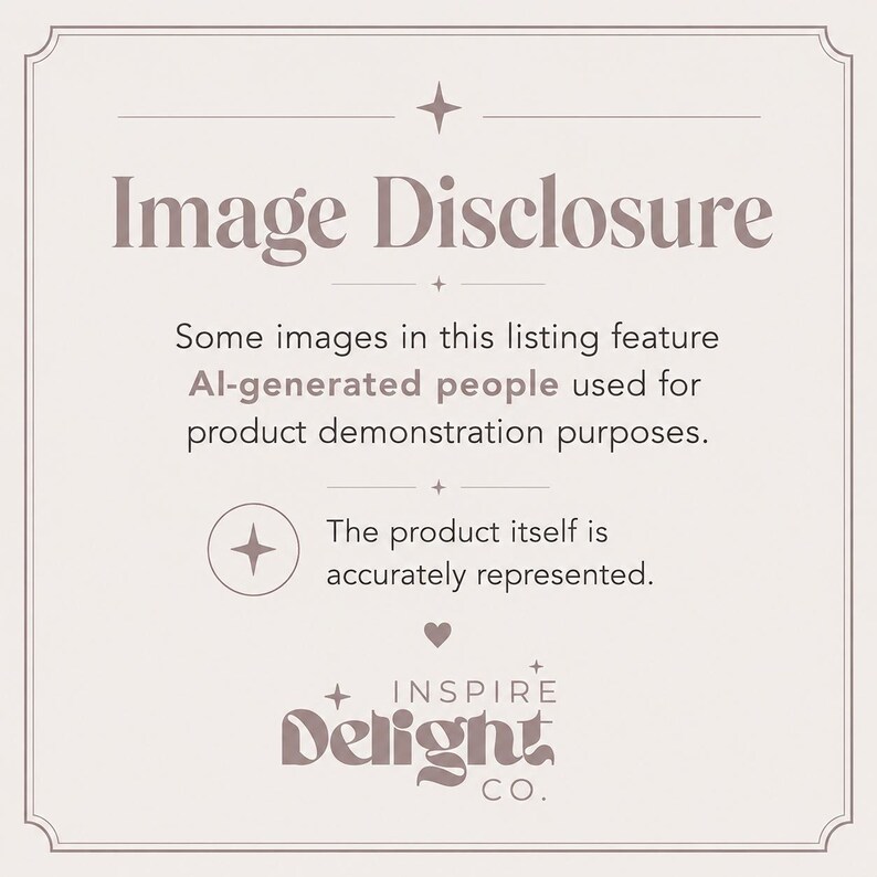 K&ouml;nnte beinhalten: Ein quadratisches Hinweisschild mit hellbeigem Hintergrund und dunkelbraunem Text. Der Text lautet: Image Disclosure. Some images in this listing feature AI-generated people used for product demonstration purposes. The product itself is accurately represented. Unten steht der Text: INSPIRE delight CO. mit kleinen Stern- und Herzsymbolen.