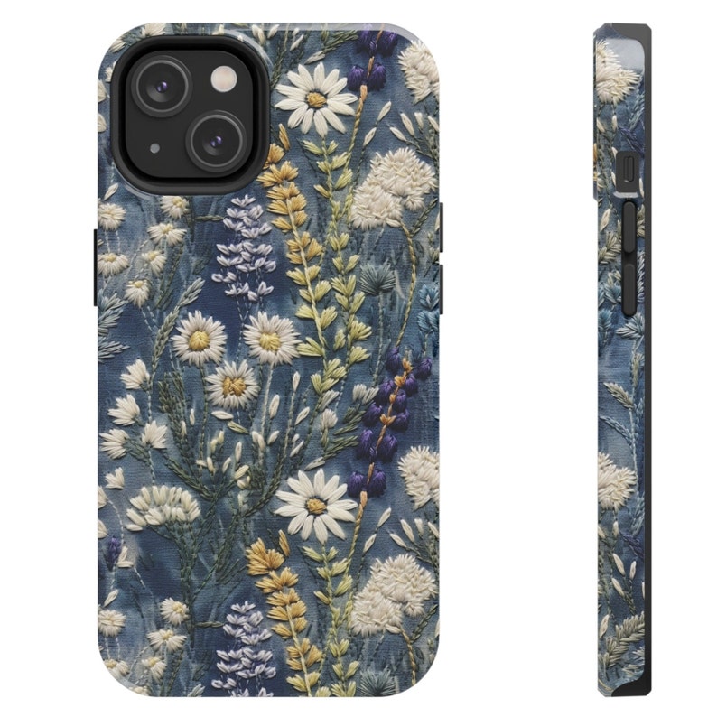 Op de afbeelding: Een blauwe telefoonhoes met een geborduurd bloemenpatroon. De bloemen zijn wit, geel en paars. De hoes is gemaakt van duurzaam materiaal en is ontworpen om je telefoon te beschermen tegen krassen en vallen.