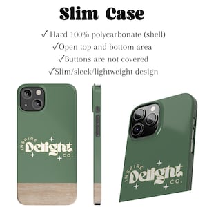 Op de afbeelding: Een groene telefoonhoes met een houtnerf accent aan de onderkant. De hoes heeft een wit logo met de tekst "Inspire Delight Co."