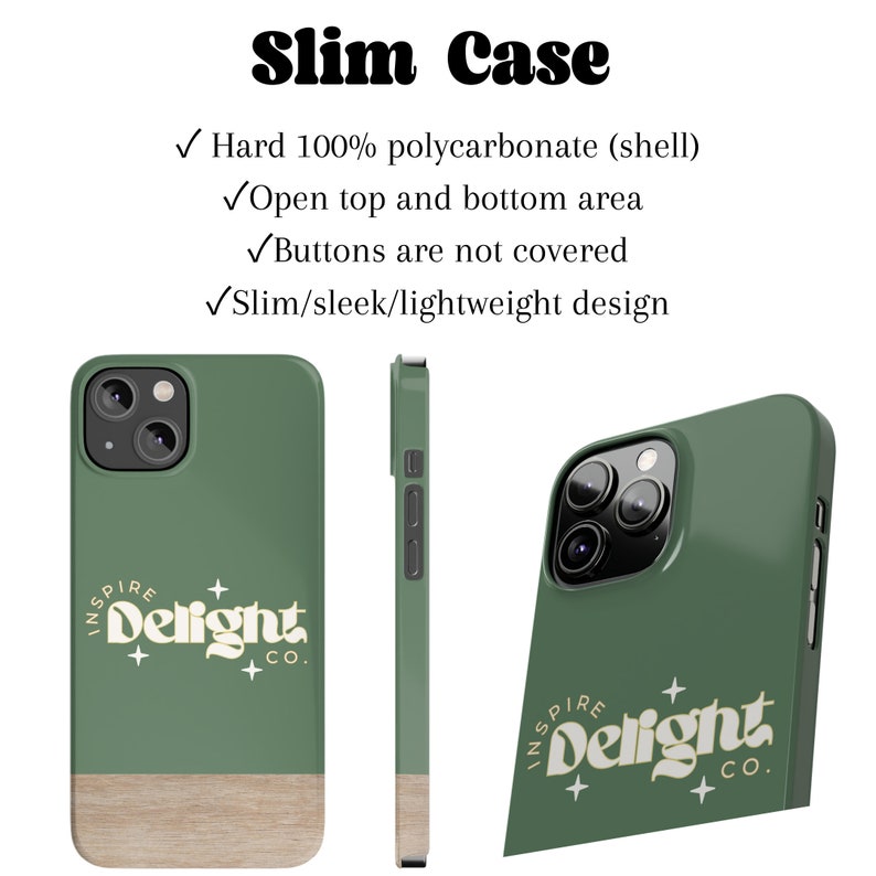 Op de afbeelding: Een groene telefoonhoes met een houtnerf accent aan de onderkant. De hoes heeft een wit logo met de tekst "Inspire Delight Co."