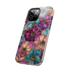 K&ouml;nnte beinhalten: Eine Smartphone-H&uuml;lle mit einem lebendigen Blumenmuster aus &uuml;berlappenden Bl&uuml;tenbl&auml;ttern in Magenta, T&uuml;rkis und hellem Gelb. Das Design zeigt goldfarbene Umrandungen um jede Blume, die einen Buntglaseffekt auf der gesamten Oberfl&auml;che erzeugen.