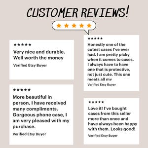 K&ouml;nnte beinhalten: Eine grafische Darstellung mit der &Uuml;berschrift CUSTOMER REVIEWS!, f&uuml;nf orangefarbenen Sternen und vier wei&szlig;en rechteckigen Feldern, die F&uuml;nf-Sterne-Bewertungen und schriftliches Feedback von verifizierten Etsy-K&auml;ufern zu Handyh&uuml;llen enthalten.