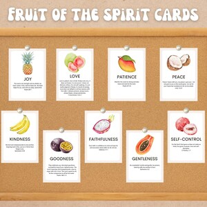 Puede incluir: Un tablero de corcho con nueve tarjetas que muestran diferentes frutas y versículos bíblicos. Cada tarjeta tiene una ilustración de acuarela de una fruta, como una piña, guayaba, mango, coco, plátanos, maracuyá, fruta de dragón, papaya y lichi. Las tarjetas están tituladas con el fruto del espíritu, incluyendo alegría, amor, paciencia, paz, bondad, gentileza, fidelidad, mansedumbre y dominio propio.