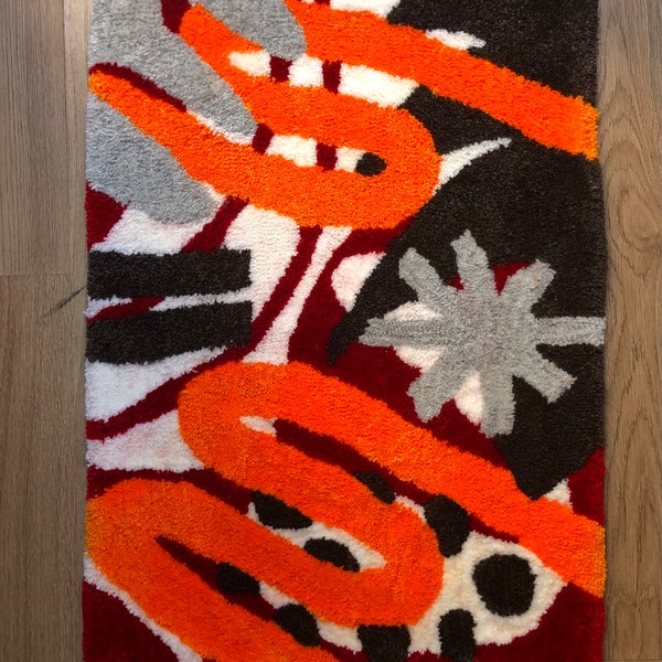 Hand-tufted wool rug with graphic patterns