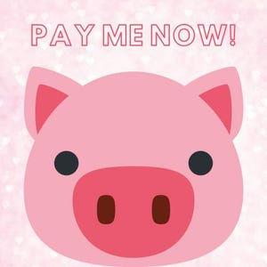 Może przedstawiać: Różowa kreskówka świni z napisem "PAY ME NOW!" na czerwono. Świnia ma czarne oczy i ciemniejszy różowy pysk. Tło jest jasnoróżowe z małymi białymi sercami.