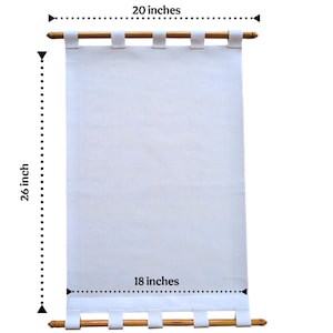 Op de afbeelding: Een witte canvas wandhanger met houten deuvels aan de boven- en onderkant. Het canvas meet 66 cm bij 46 cm, met een deuvel van 51 cm. De tekst "Dimensions" staat linksboven en de merknaam "TUSHACO HANDICRAFTS" rechtsboven.