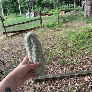 Picles de pelúcia tricotados à mão