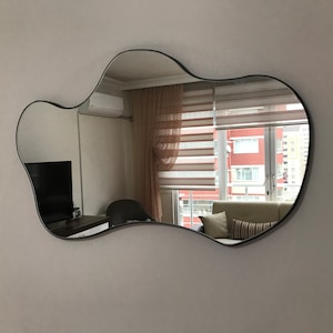 Unregelmäßiger gewellter Spiegel, asymmetrischer schwarzer Spiegel-Wand-Dekor, Holz-Spiegel, Badezimmer-Waschbecken-Spiegel Hauptdekor, ästhetischer Spiegel, dekoratives Geschenk
