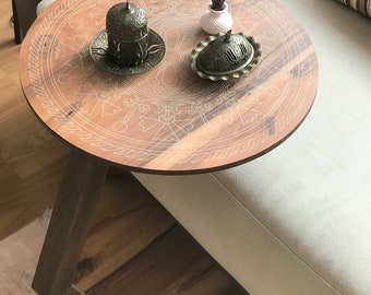 C-vormige zij-/eindtafel, banktafel met mandala-ontwerp, salontafel voor de woonkamer, ronde houten (MDF) tafel, laptopstandaard, Moederdagcadeau