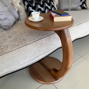 Table ronde pour ordinateur portable en forme de C, table de canapé moderne avec roulettes, table de bout déportée en noyer pour canapé, table à roulettes de salon, cadeaux de fête des mères