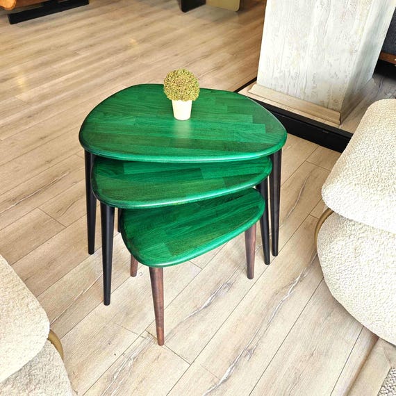 Ovaler Couchtisch aus Massivholz: Moderne skandinavische Satztische