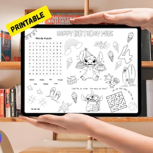 Puede incluir: Una hoja de actividades de cumplea&ntilde;os imprimible en blanco y negro con Stitch de Lilo & Stitch. La hoja incluye un rompecabezas de palabras, p&aacute;ginas para colorear, un laberinto y tres en raya. El texto "Happy Birthday Mike" est&aacute; en la parte superior.