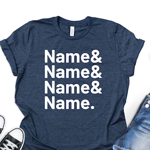 Op de afbeelding: Een marineblauw t-shirt met de tekst "Name & Name & Name & Name." in wit gedrukt.