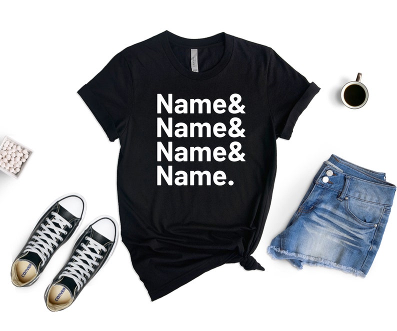 Op de afbeelding: Zwart T-shirt met witte tekst die "Name & Name & Name & Name." luidt.