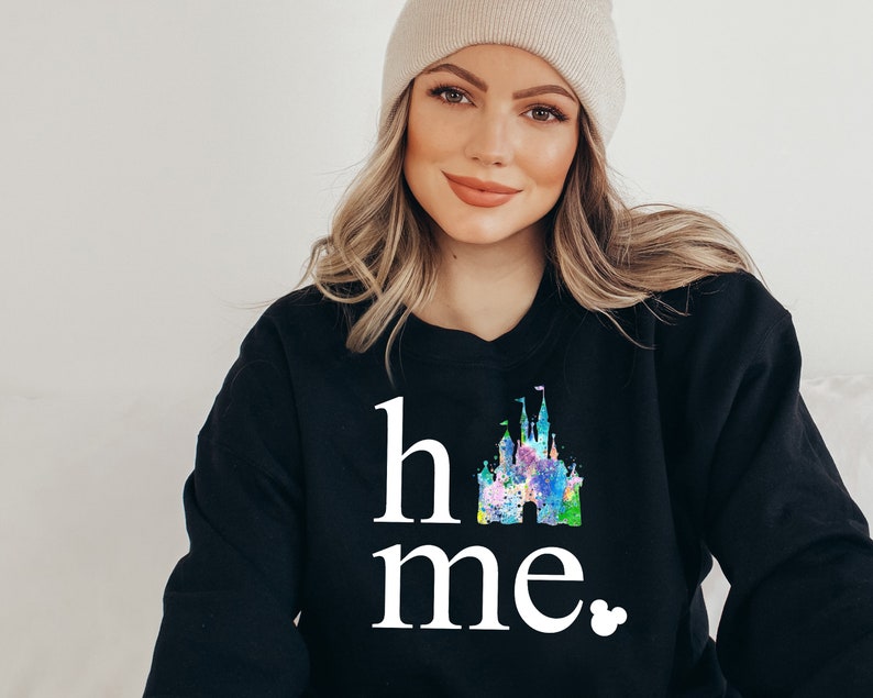 Puede incluir: Sudadera negra con un gr&aacute;fico blanco de un castillo y el texto "home" y "me" con un peque&ntilde;o icono de Mickey Mouse.