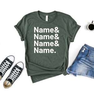 Op de afbeelding: Een donkergroen T-shirt met de tekst "Name & Name & Name & Name." in wit gedrukt.