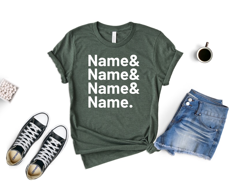 Op de afbeelding: Een donkergroen T-shirt met de tekst "Name & Name & Name & Name." in wit gedrukt.