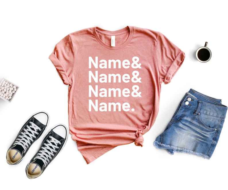 Op de afbeelding: Een stoffig roze T-shirt met de tekst "Name & Name & Name & Name." in wit gedrukt.