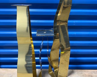 Set di portacandele a colonna in ottone firmato C. Jere, in metallo contorto scultoreo modernista, stile Hollywood Regency di metà secolo.