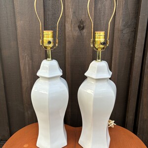 Pair of Vintage White Ceramic Ginger Jar Table Lamps, Chinoiserie Ligthing